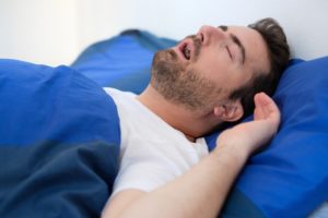 a man sleeping with sleep apnea